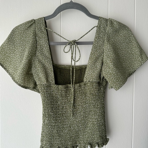 Abercrombie & Fitch All-Over Smocked Flutter Sleeve Top XS in green - Picture 3 of 4